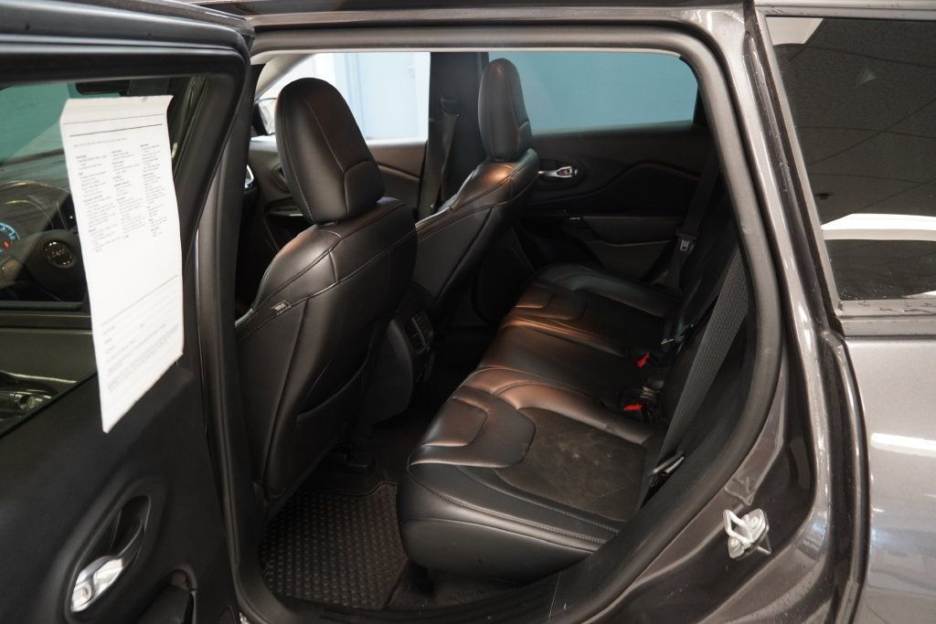 Used 2019 Jeep Cherokee Latitude Plus AWD/4WD image 17