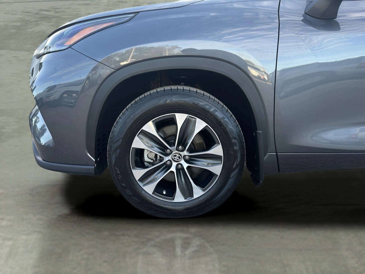 Used 2021 Toyota Highlander XLE AWD/4WD image 40