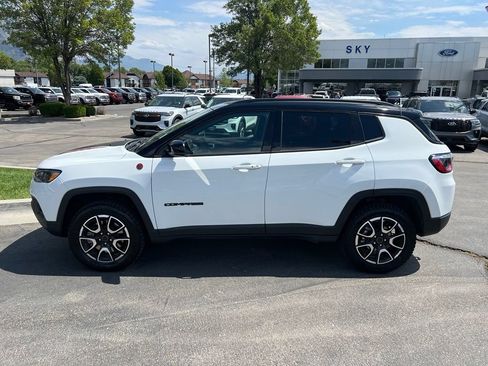 Used 2025 Jeep Compass Trailhawk AWD/4WD image 13