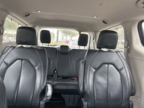 Used 2019 Chrysler Pacifica Touring-L image 23