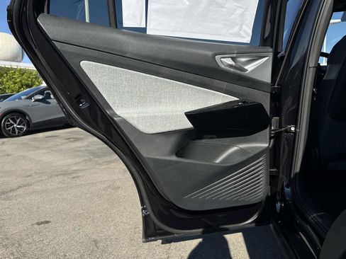New 2025 Volkswagen ID.4 Pro image 25