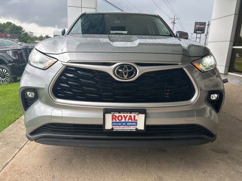 Used 2023 Toyota Highlander LE FWD image 3