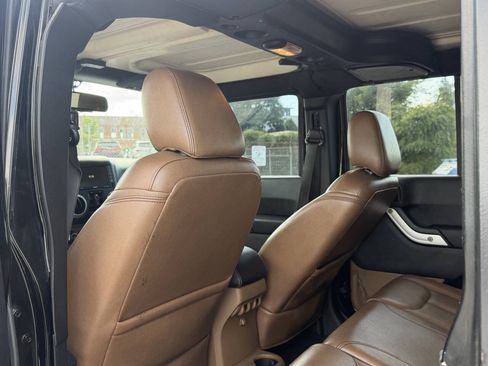 Used 2016 Jeep Wrangler Unlimited Sahara w/ Dual Top Group AWD/4WD image 14