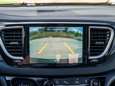 Used 2025 Chrysler Pacifica Select image 33