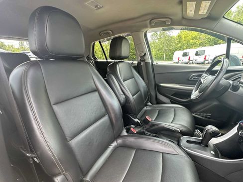 Used 2021 Chevrolet Trax LT w/ Premium Seat Package AWD/4WD image 23