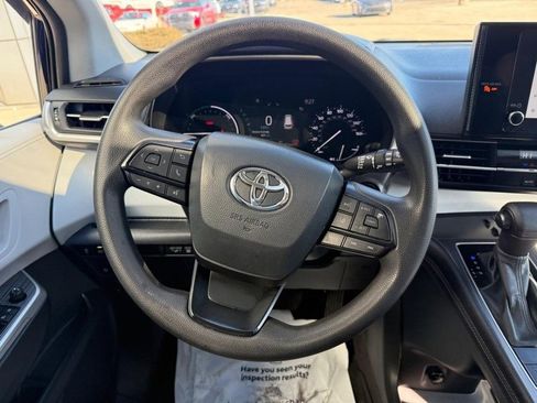 Used 2025 Toyota Sienna LE w/ LE Plus Package image 15
