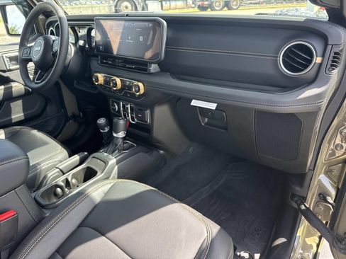 Used 2025 Jeep Gladiator Sport AWD/4WD image 12