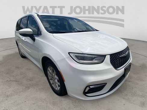 Used 2023 Chrysler Pacifica Touring-L FWD image 13