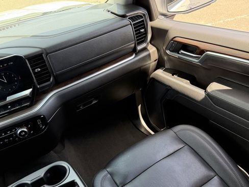 Certified 2025 GMC Sierra 1500 SLT image 17