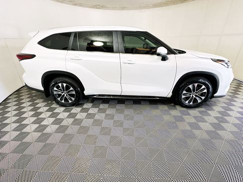 Certified 2025 Toyota Highlander XLE AWD/4WD image 2