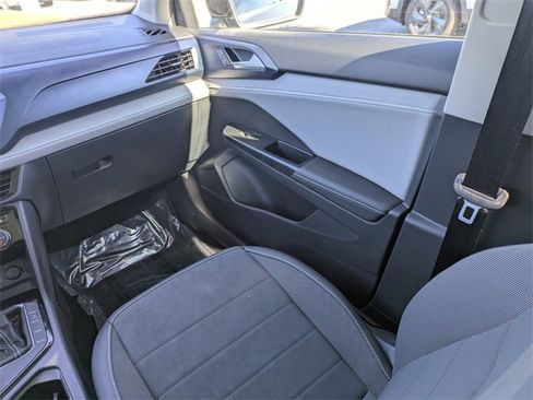 Certified 2024 Volkswagen Taos SE image 18