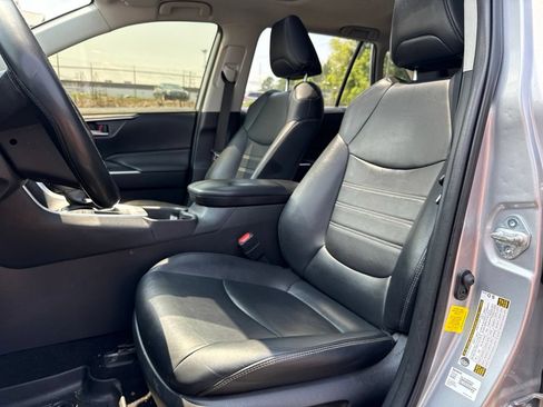 Used 2020 Toyota RAV4 XLE Premium FWD image 9
