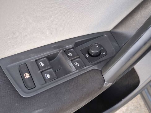 Used 2018 Volkswagen Tiguan S image 21