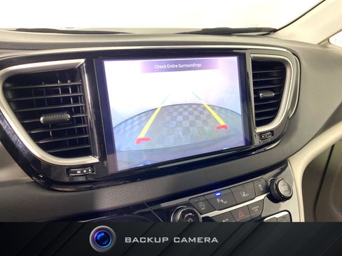 Used 2024 Chrysler Pacifica Touring-L image 4