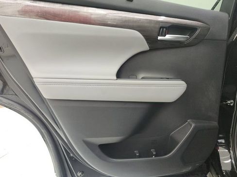 Used 2023 Toyota Highlander Platinum image 9