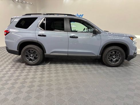 Used 2025 Honda Pilot TrailSport image 7