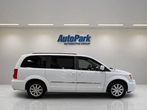 Used 2016 Chrysler Town & Country Touring image 8