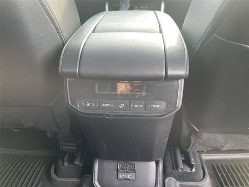 Used 2022 Toyota Highlander XLE image 30