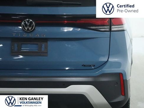 Used 2025 Volkswagen Tiguan SE AWD/4WD image 43