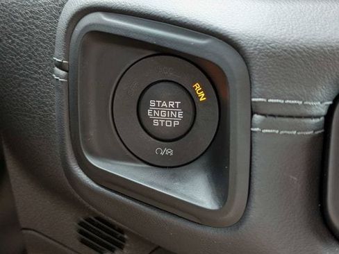 Used 2025 Jeep Wrangler Unlimited Rubicon w/ Convenience Group AWD/4WD image 28