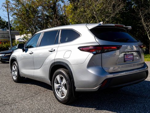 Used 2024 Toyota Highlander LE image 4