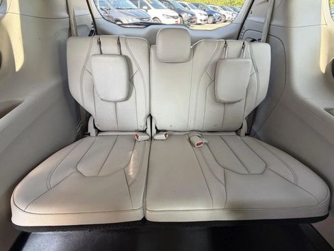 Used 2019 Chrysler Pacifica Touring-L FWD image 18