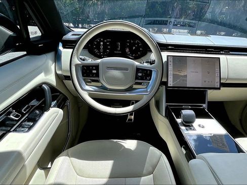Used 2025 Land Rover Range Rover Long Wheelbase SE image 19