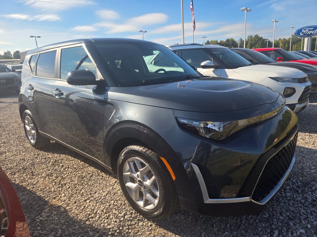 Used 2025 Kia Soul LX w/ LX Technology Package FWD image 2
