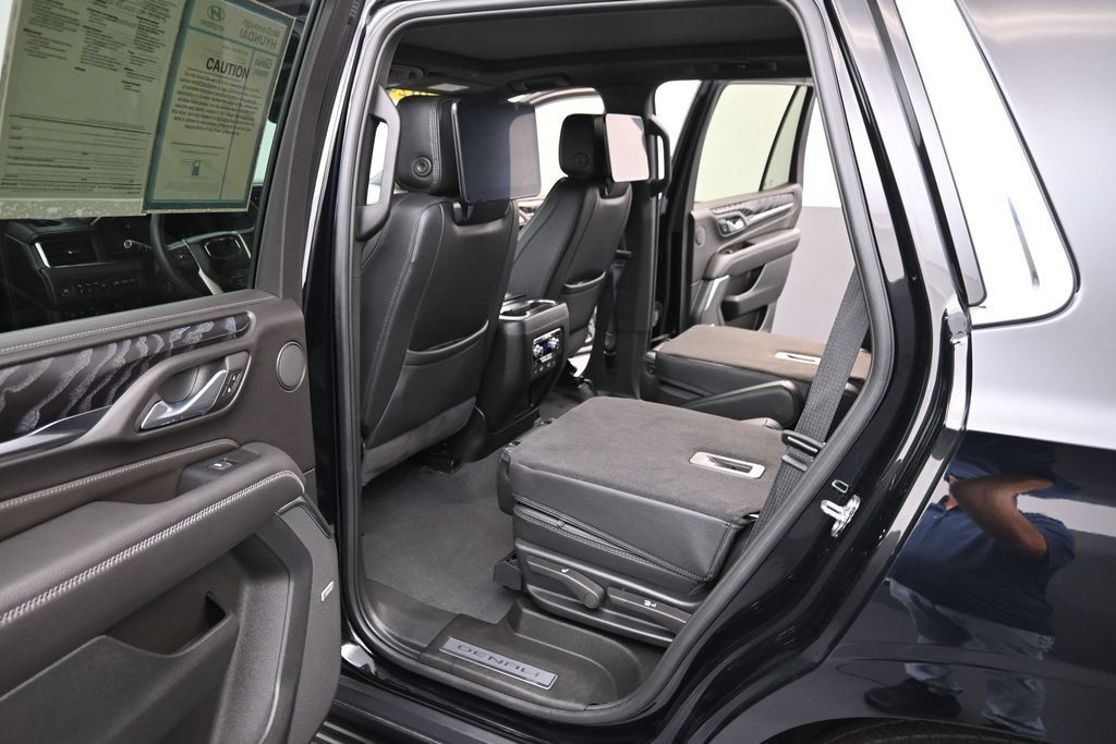 Used 2024 GMC Yukon Denali w/ Advanced Technology Package AWD/4WD image 10