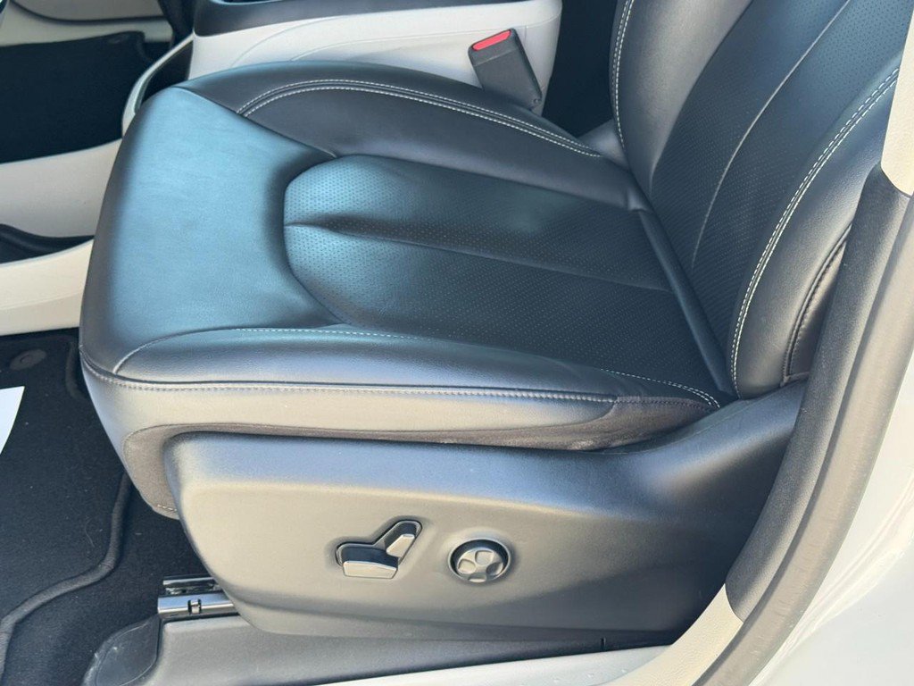 Used 2024 Chrysler Pacifica Touring-L FWD image 28