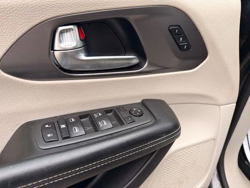 Used 2022 Chrysler Pacifica Touring-L image 22