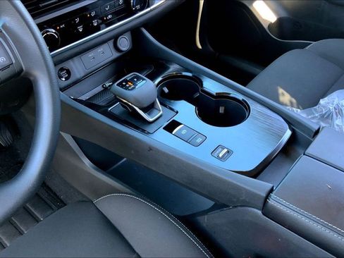 Used 2025 Nissan Rogue S image 13