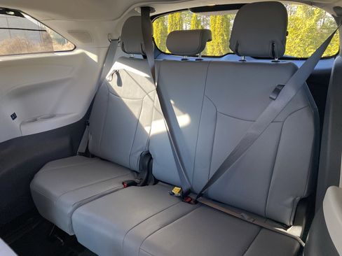 Used 2021 Toyota Sienna Limited image 11