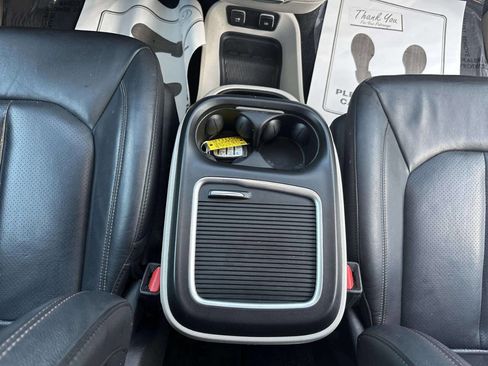 Used 2020 Chrysler Pacifica Touring-L Plus w/ Tire & Wheel Group FWD image 21