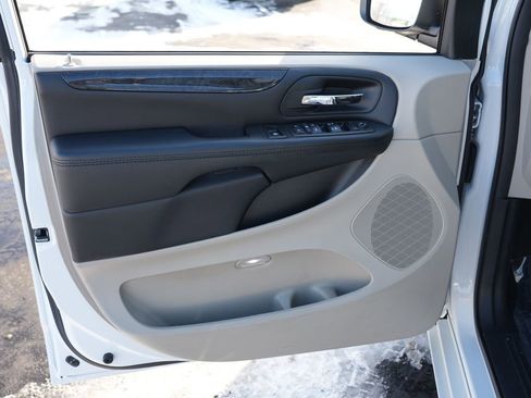 Used 2018 Dodge Grand Caravan SE w/ UConnect Hands-Free Group image 14