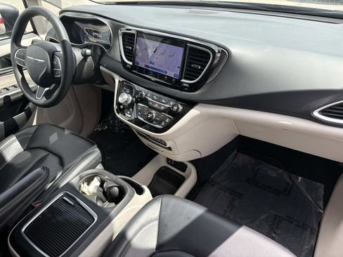 Used 2023 Chrysler Pacifica Touring-L image 25