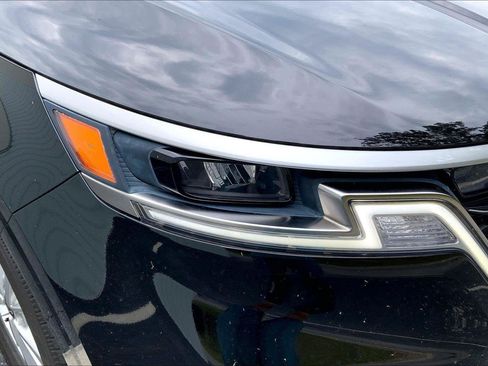 Used 2024 Kia Carnival LX FWD image 24