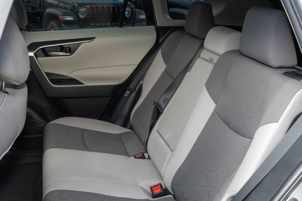 Used 2021 Toyota RAV4 XLE w/ Convenience Package FWD image 18
