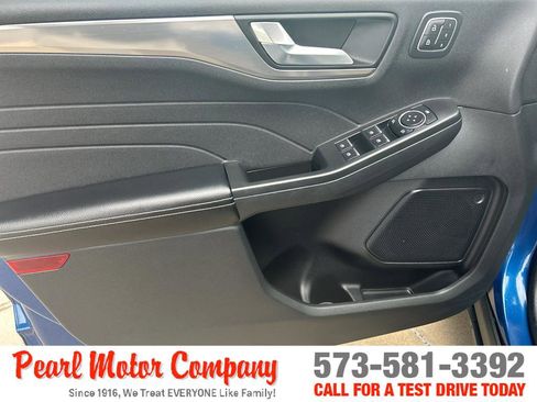 Used 2022 Ford Escape Titanium image 9
