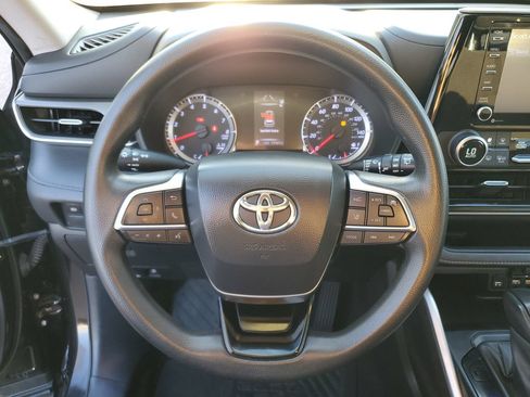 Used 2021 Toyota Highlander L FWD image 19