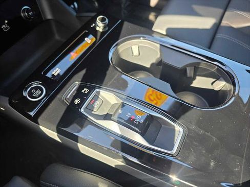 Used 2025 Audi Q6 e-tron Prestige image 32