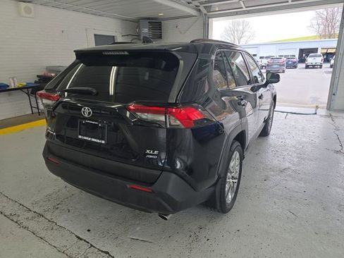 Used 2020 Toyota RAV4 XLE Premium image 5