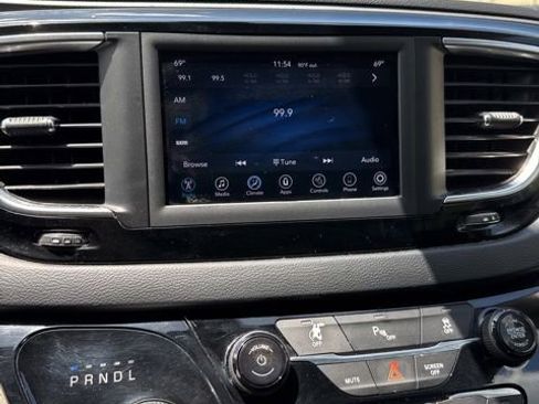 Used 2020 Chrysler Pacifica Touring-L FWD image 11