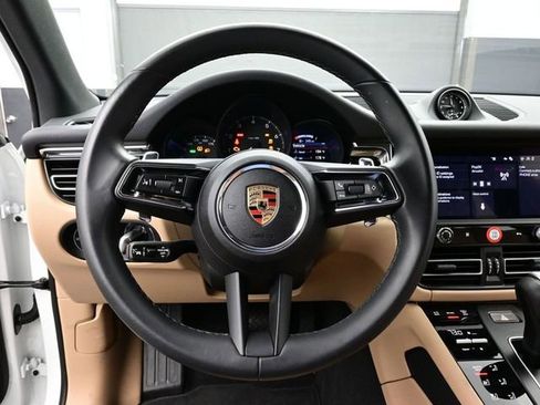 Certified 2025 Porsche Macan AWD/4WD image 8
