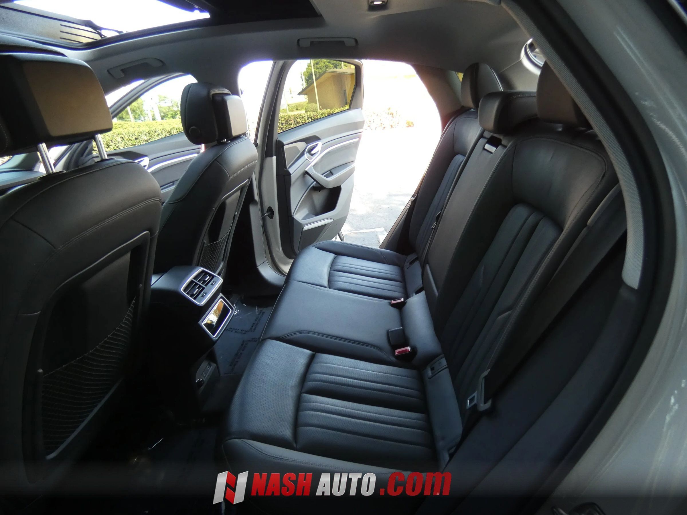 Used 2022 Audi e-tron Premium Plus w/ Premium Plus Package AWD/4WD image 47