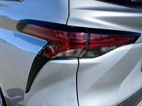 Used 2021 Toyota Sienna XLE FWD image 28