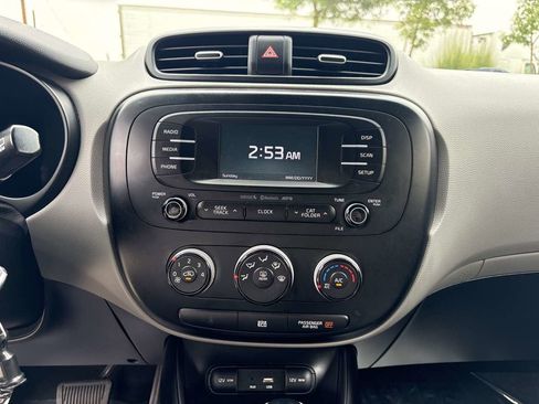 Used 2016 Kia Soul + image 18