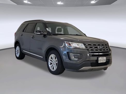 Used 2017 Ford Explorer XLT w/ Equipment Group 202A FWD image 5