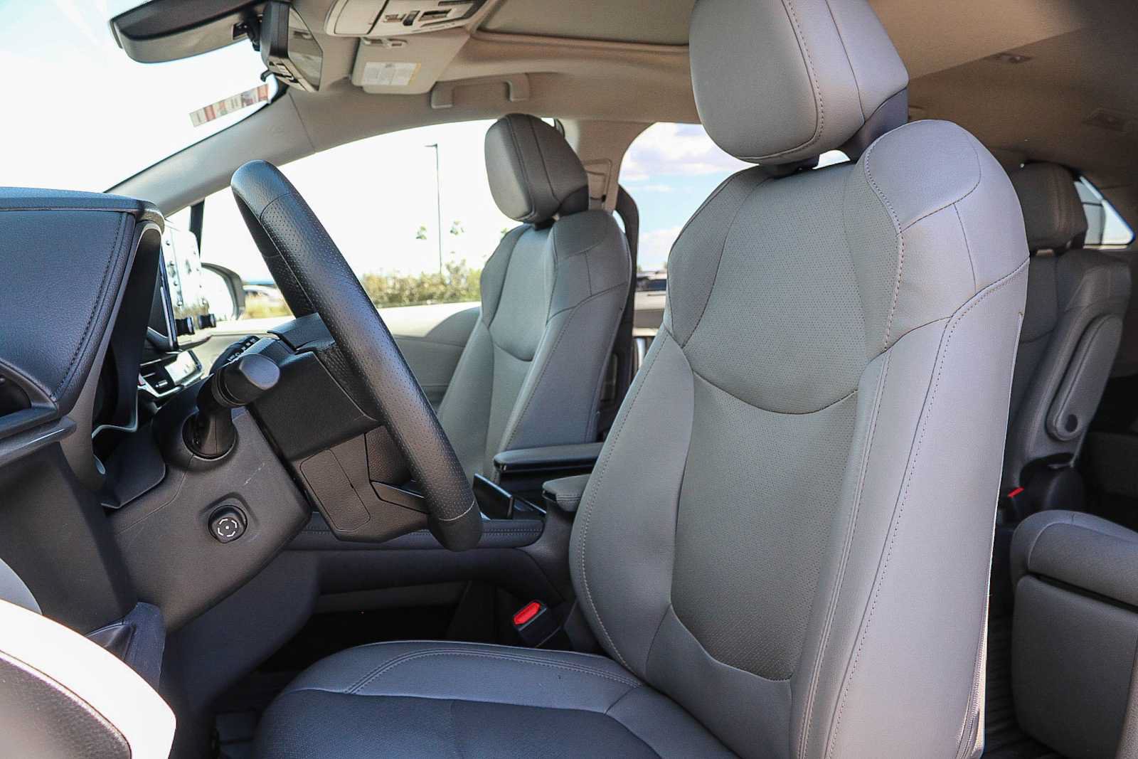 Used 2024 Toyota Sienna Limited AWD/4WD image 17