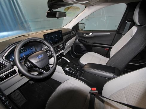 Used 2024 Ford Escape Active w/ Tech Pack #2 AWD/4WD image 2